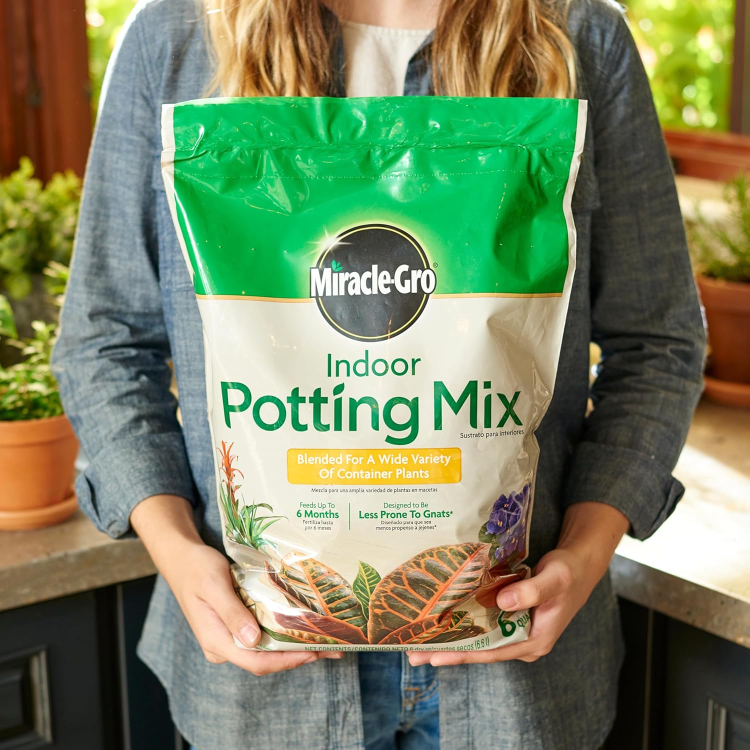Miracle-Gro Indoor Potting Mix, Blended for a Variety of Houseplants, Feeds for up to 6 Months, 6 qt., 2-Pack - Hình 2